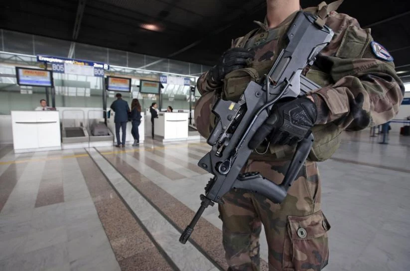 An armed French soldier patrols at Nice international airport in Nice, France, November 17, 2015. (REUTERS)