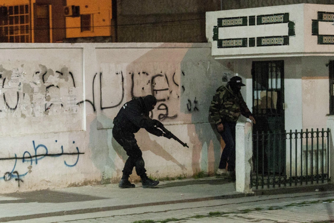 Riot policemen hide behind a wall during anti-government protests in Tunis, Tunisia, Jan. 10, 2018. Tunisian authorities say 300 people were arrested and dozens of others injured across the country in recent days as violent protests against government-imposed price hikes spread to more cities and regions. (AP)