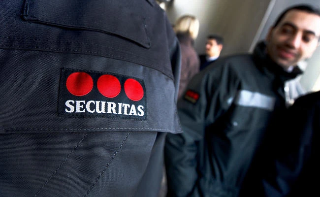 This file photo taken on December 21, 2011 shows security workers from the company Securitas demonstrating at the Nice airport. (AFP / SEBASTIEN NOGIER)