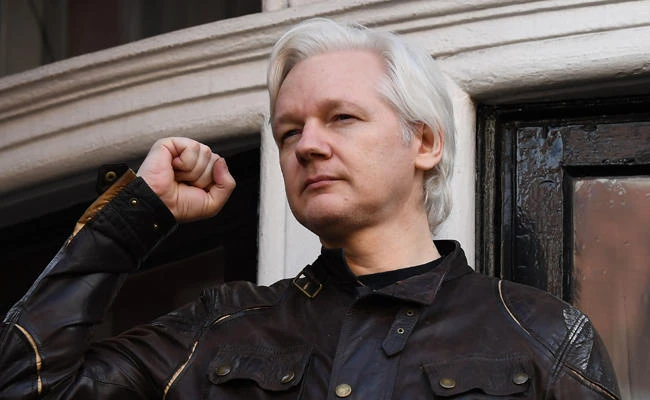 This file photo taken on May 19, 2017 shows Wikileaks founder Julian Assange raising his fist prior to addressing the media on the balcony of the Embassy of Ecuador in London on May 19, 2017. (AFP)