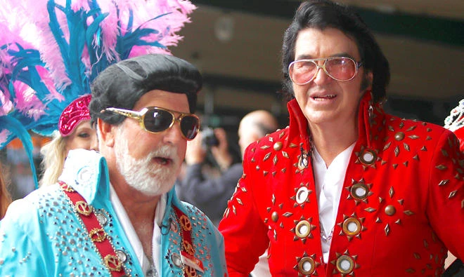 An Elvis Presley impersonator stands next to Ken Keith, mayor of the town of Parkes, at Sydney’s Central station. (Reuters)