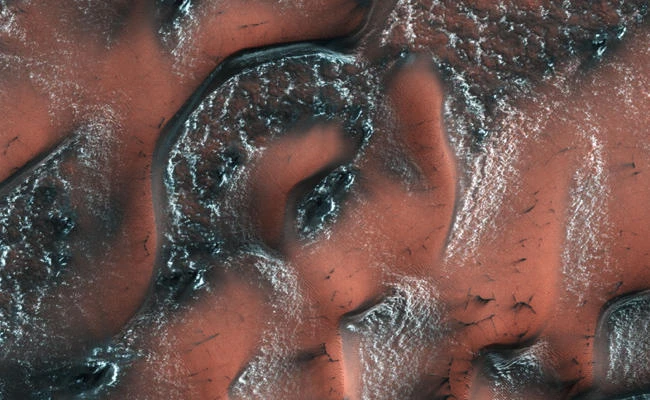 This NASA file handout image obtained August 24, 2017, created on May 21, 2017 at 13:21 local Mars time by the High Resolution Imaging Science Experiment (HiRISE) camera on NASA's Mars Reconnaissance Orbiter, shows snow and ice accumulated during Winter covering dunes in the planet's Northern hemisphere. (NASA via AFP)