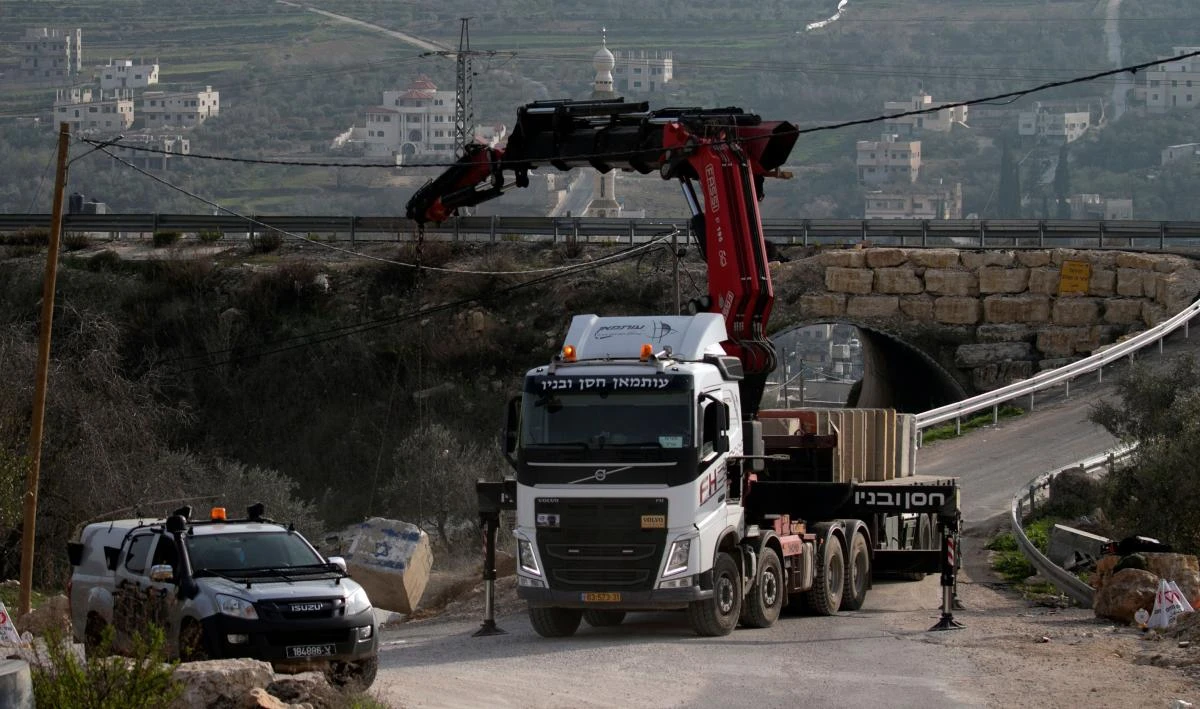 Israeli soldiers set up a checkpoint near the West Bank city of Nablus on Jan. 10, 2018. UNRWA was founded in 1949 to aid Palestinian refugees, provide educational and health services in the Gaza Strip and the West Bank.(AFP)