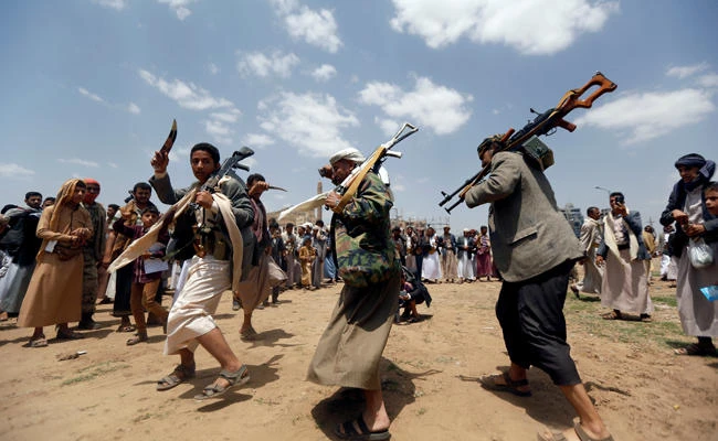 Followers of the Shi'ite Houthi movement perform the traditional Baraa dance in Sanaa, Yemen, on September 9, 2017. (Reuters file photo)