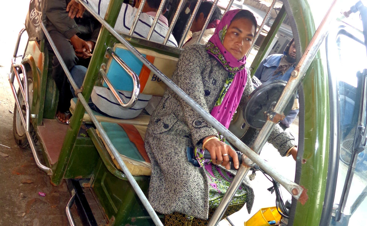 Swapna Rani carrying the passengers on the streets of her home town Kurigram district. (AN photo)