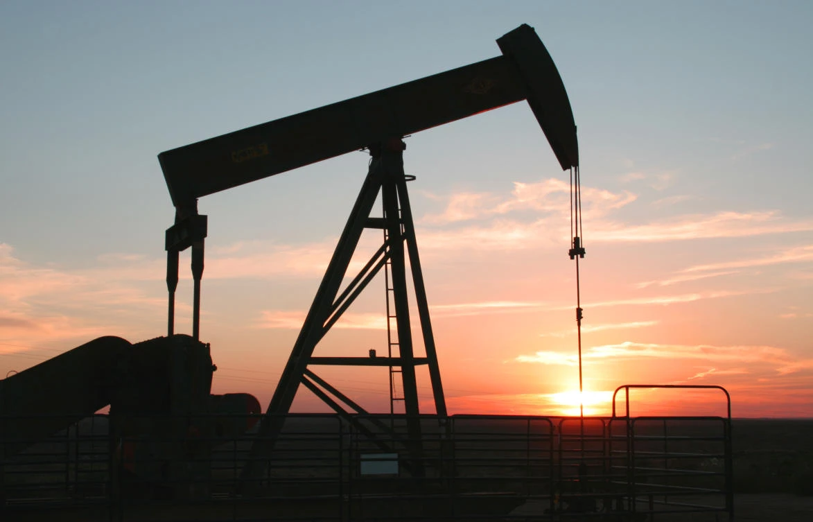 Iraq nears oil output capacity of 5 mln bpd, says committed to OPEC cuts