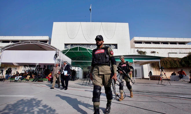 Pakistani paramilitary soldiers patrol at the premises of National Assembly building during an assembly session in Islamabad, Pakistan. (File photo/AP)