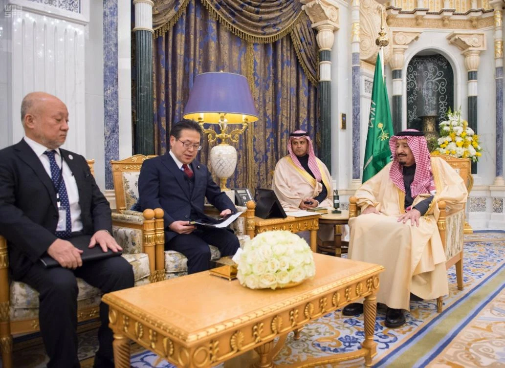 Saudi Arabia’s King Salman with Japan’s minister of economy, trade, industry and energy. (SPA)