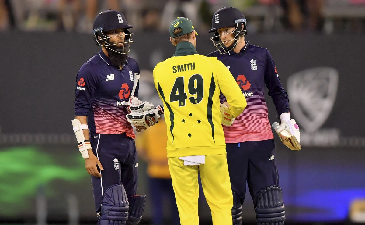 Australia’s Steve Smith, center, shakes hands with England’s Moeen Ali, left, and Joe Root after their ODI cricket match in Melbourne, Australia, Sunday, Jan. 14, 2018. (AP)