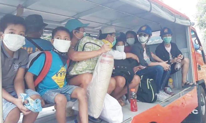 Affected residents wearing face masks being evacuated. (Photo from the Facebook account of Albay 2nd District Representative Joey Salceda)