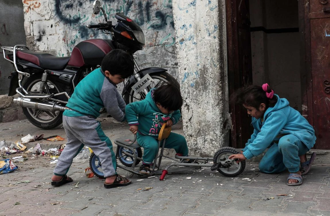 Palestinian children play outside their home in the Rafah refugee camp in the southern Gaza Strip on January 4, 2018. (AFP)