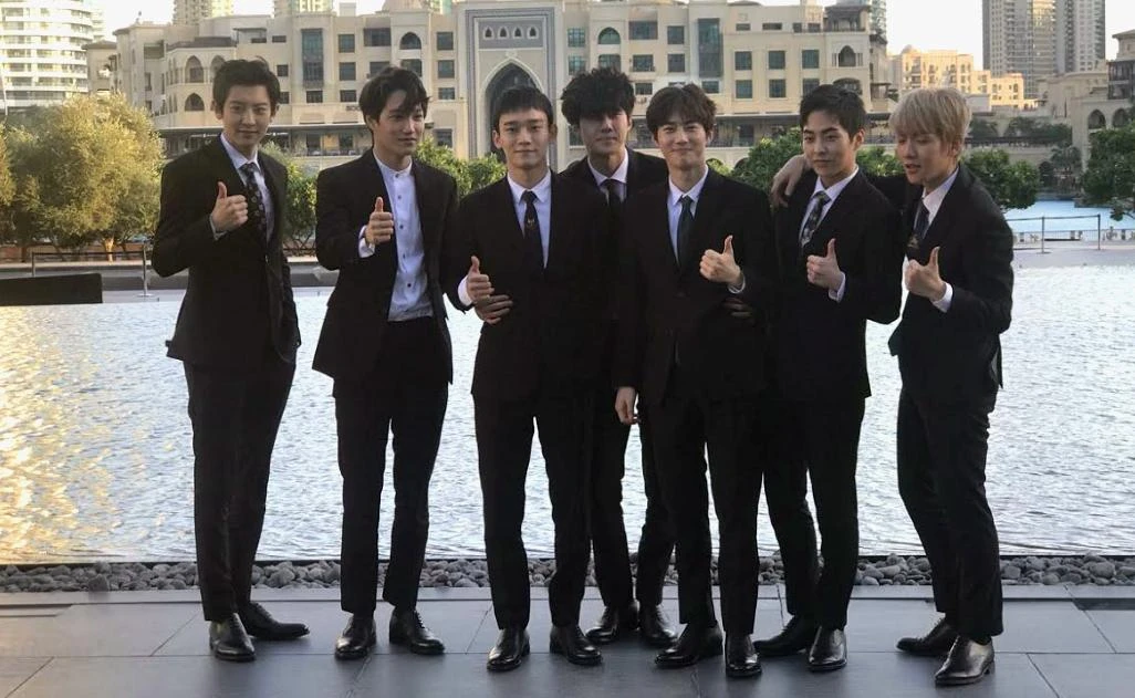 Exo members posing for pictures infront of the Dubai Fountain. (AN photo by Nouf Al-Himiary)