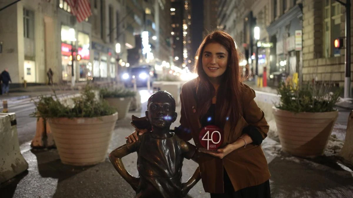 Momina Mustehsan poses next to the “Fearless Girl of New York” statue (Natasha Jahangir)