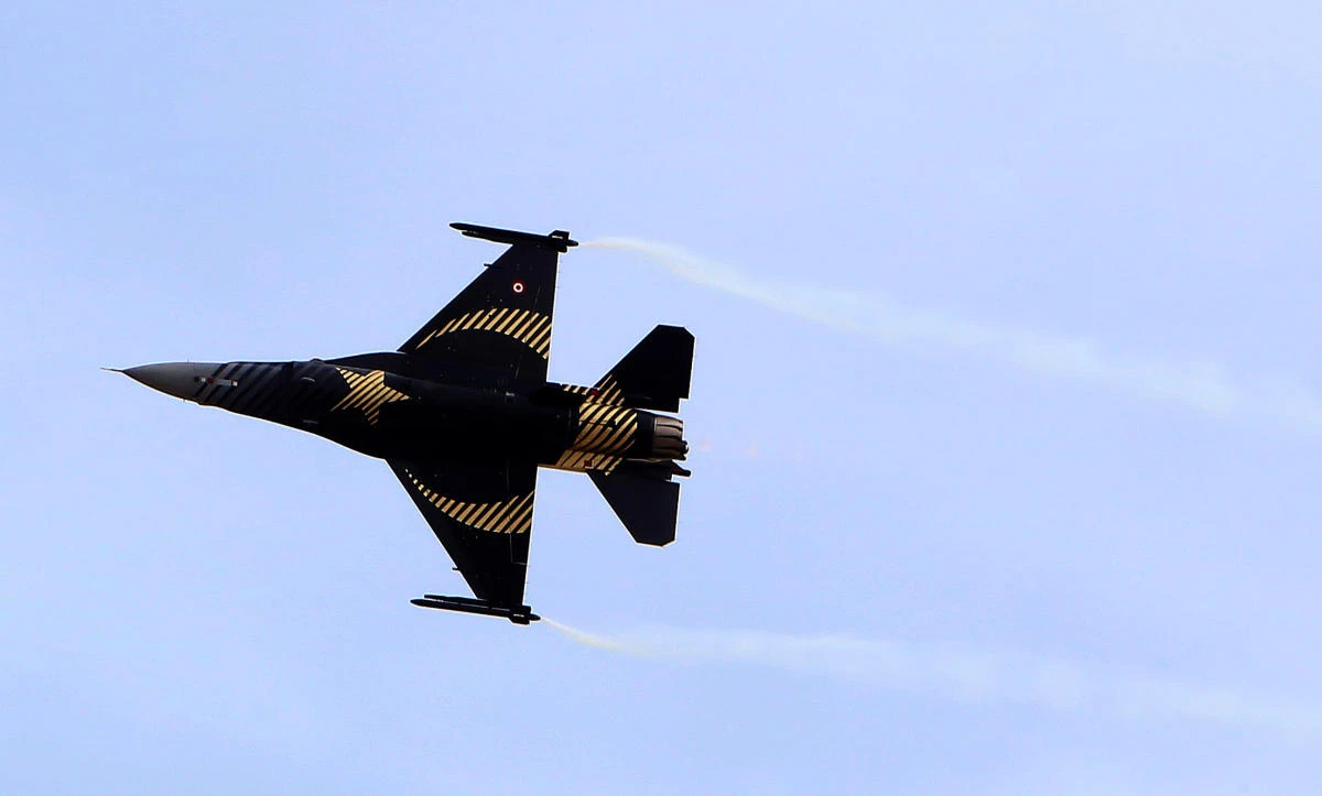 A Turkish F-16 aircraft can be seen in this file photo. Syria has vowed to shoot Turkish fighter jets in Afrin.(AFP)