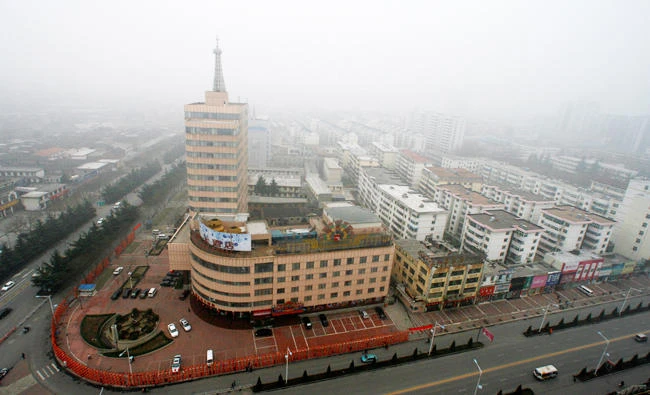 Fog blankets Jincheng City skyline in north China's Shanxi province, in this March 2, 2007 file photo. (REUTERS)
