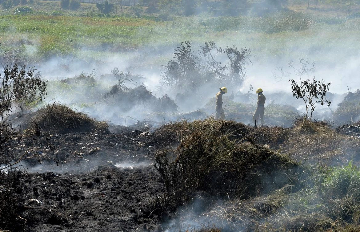 Indian army soldiers fight fire from highly polluted lake