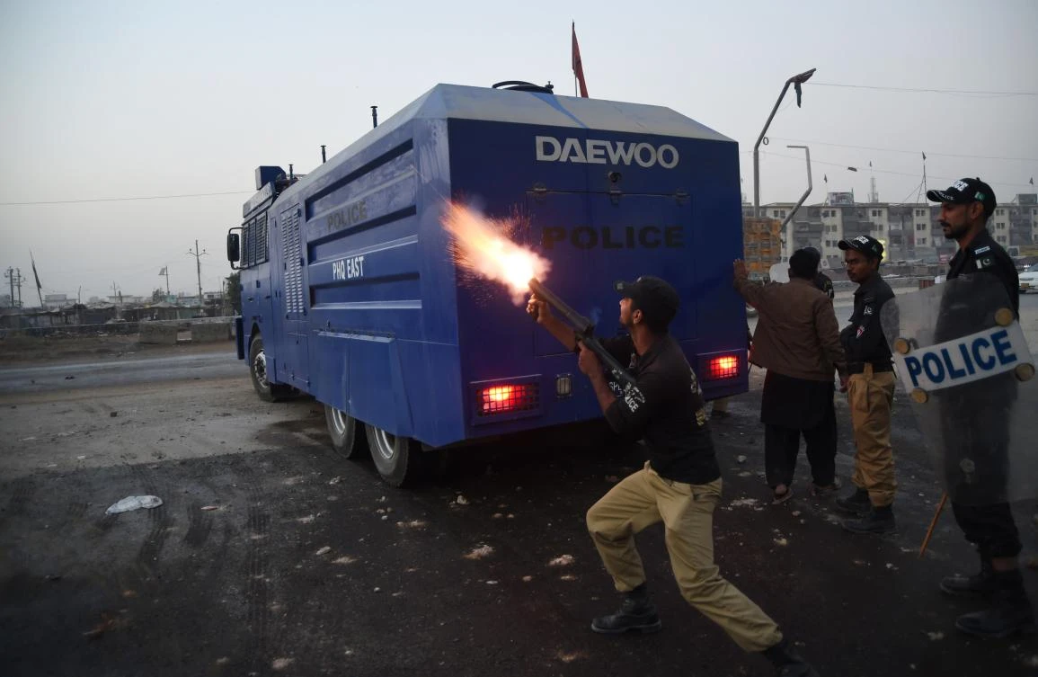 A Pakistani policeman fires teargas shell towards demonstrators during a protest against the killing of a Naqeebullah in an alleged police encounter, in Karachi on Jan. 19, 2018.(AFP)