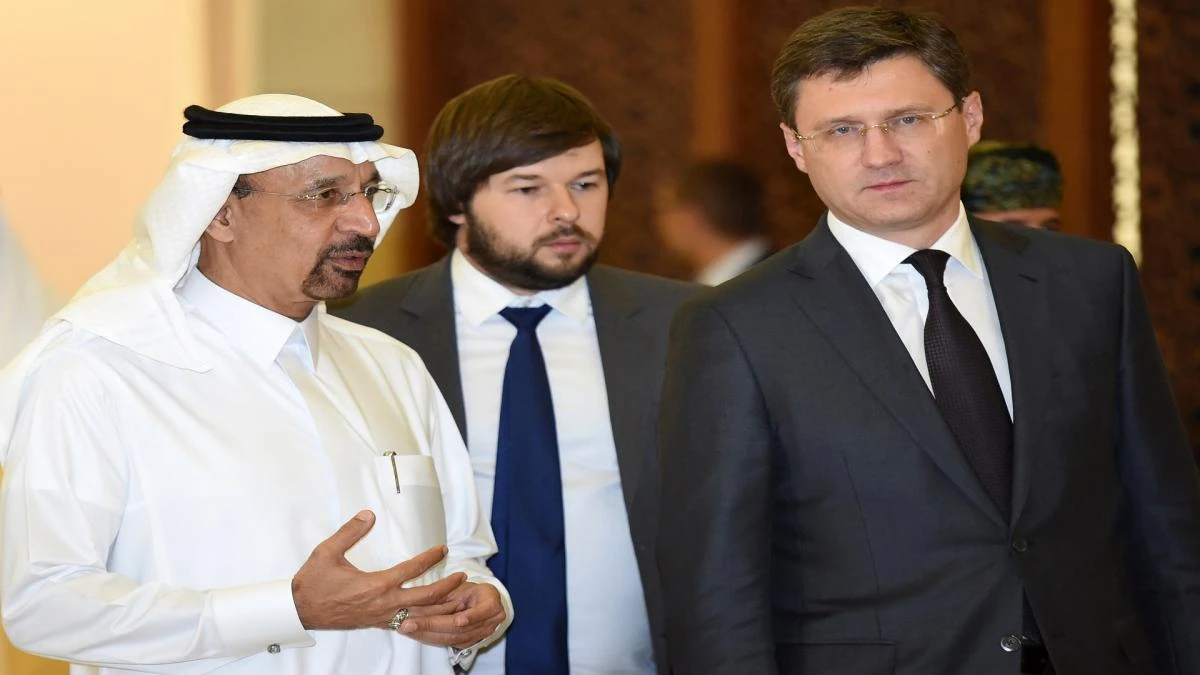 Saudi Oil Minister Khalid Al-Falih (L) walks alongside his Russian counterpart Alexander Novak (R) during their meeting in Riyadh on October 23, 2016. (File Photo: AFP)