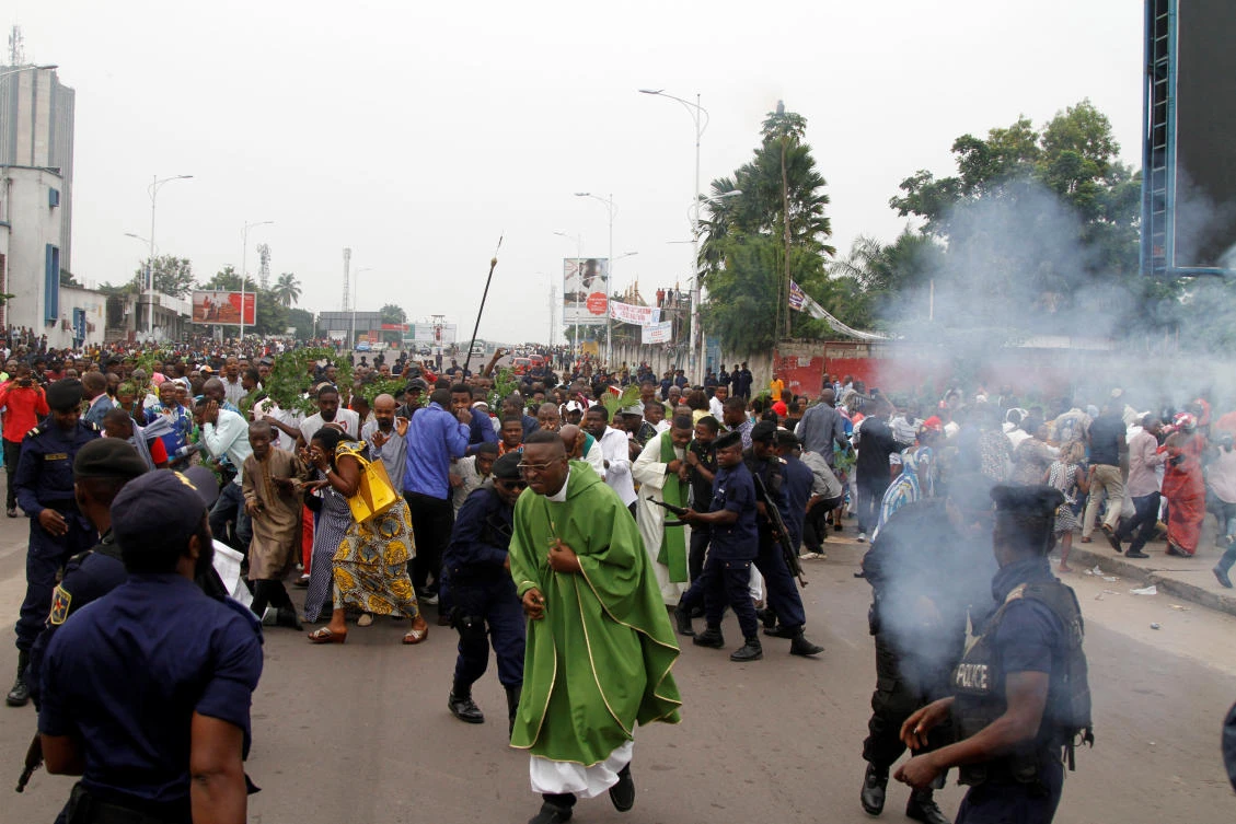 Riot policemen fire teargas canisters to disperse demonstrators during a protest organized by Catholic activists in Kinshasa, Democratic Republic of Congo January 21, 2018. (Reuters)