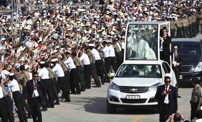 Pope targets corruption in politics ahead of final Peru mass