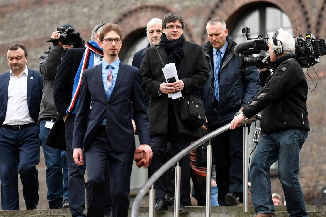 Former Catalan leader Carles Puigdemont (C) arrives at the University of Copenhagen to take part in a debate entitled: “Catalonia and Europe at a crossraods for democracy?” on January 22, 2018. (AFP)