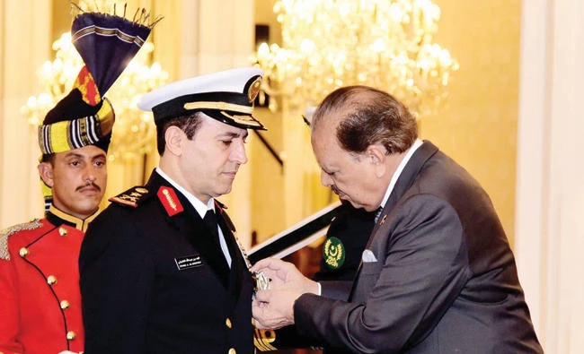 Pakistani President Mammon Hussain confers Nishan-i-Imitiaz (Order of Excellence) upon the Commander of the Royal Saudi Navy, Adm. Fahad bin Abdullah Al-Ghofaily, in Islamabad on Monday. (Courtesy: Pakistan’s Information Ministry)