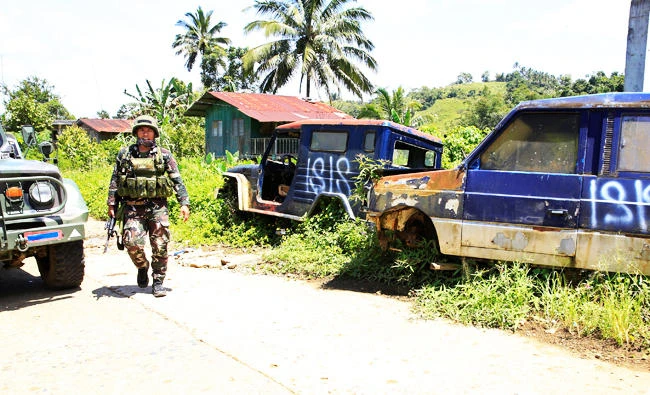 A government soldier patrols a deserted mountain village after pro-Daesh militants, who had earlier taken over the village, had left, on the outskirts of Marawi city, southern Philippines, in this September 5, 2017 file photo. (REUTERS)