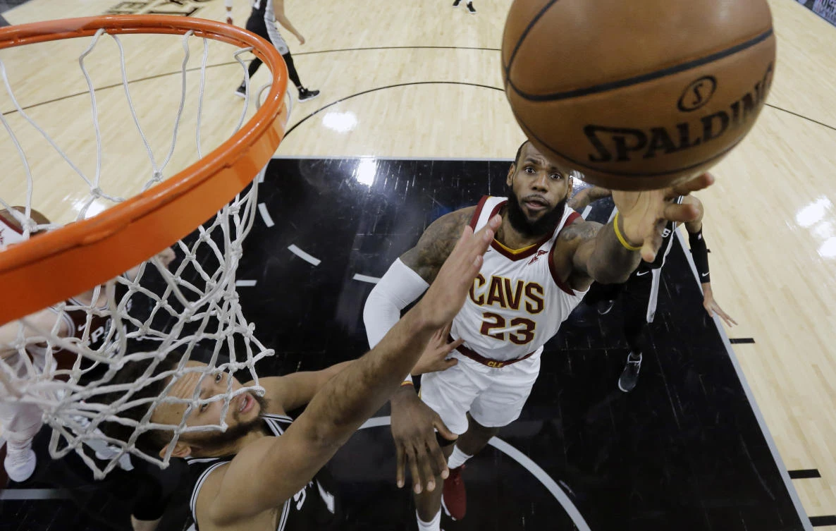 Cleveland Cavaliers forward LeBron James (23) shoots past San Antonio Spurs forward Kyle Anderson (1) during the first half of an NBA basketball game, Tuesday, Jan. 23, 2018, in San Antonio. (AP)