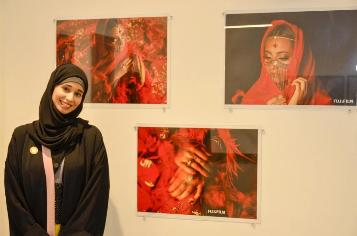 Dina Alttamrani’s vivid pre-wedding photos display a bride resplendent in red. (Photograph: Rayan A-Hothali)