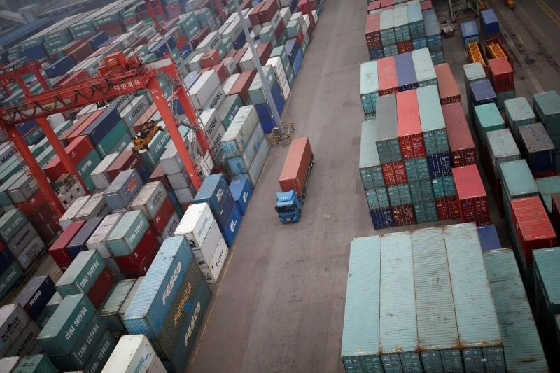 South Korean exports fell by 5.4 percent in the fourth quarter after leaping 6.1 percent a quarter earlier. (Reuters)