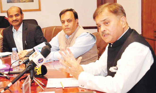 Indian Ambassador Ahmad Javed, right, addressing a press conference in Riyadh recently. (AN photo)