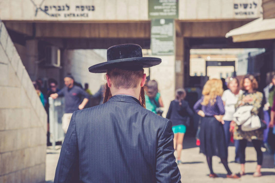 A Louisiana man charged with scamming investors and banks out of more than $96 million is accused of disguising himself as an Orthodox Jewish businessman. (Shutterstock)