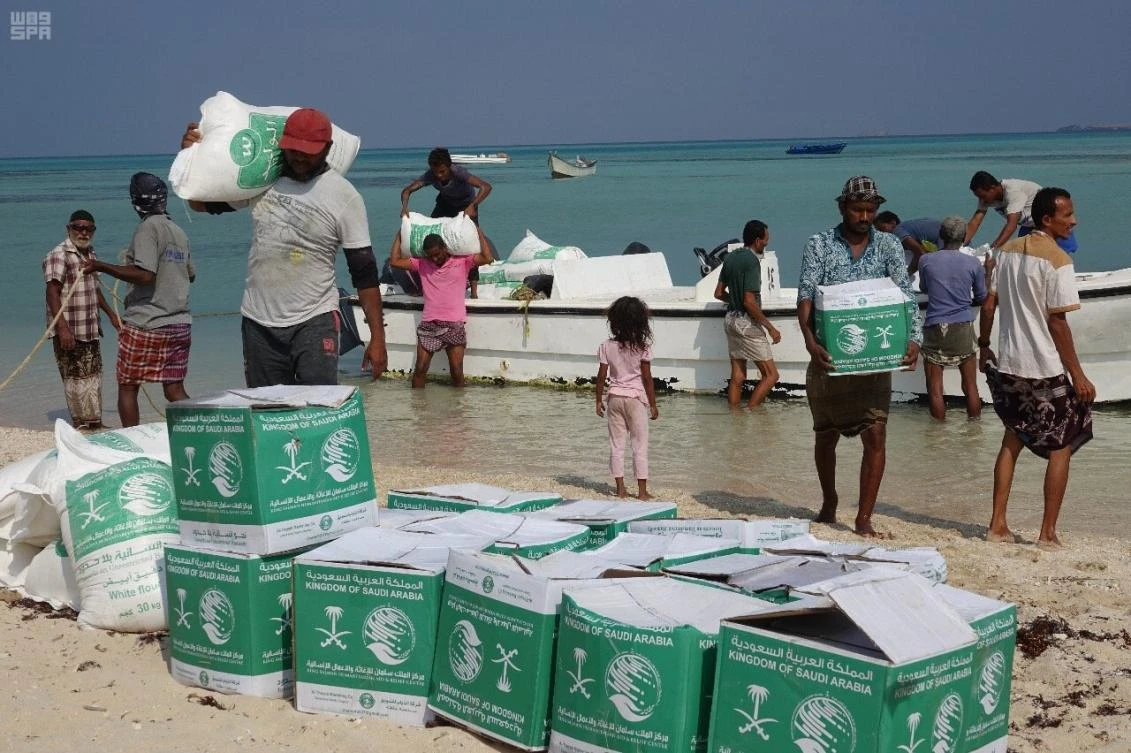 The islands are located near Midi port in the Hajjah province. It was fifth relief campaign carried out for the two islands, and it reached 43 families comprising 205 individuals. (Saudi Press Agency)