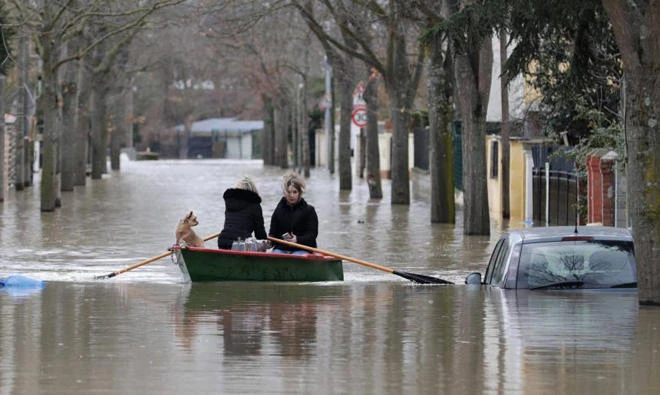 Residents of the southeastern Paris suburb of Villeneuve-Saint-Georges were awaiting relief from soldiers. (AFP)