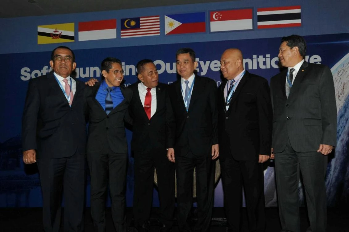 Deputy Defence Minister of Malaysia Mohd Johari Baharum, Singapore Defence Minister Mohamad Maliki Osman, Indonesia Defence Minister Ryamizard Ryacudu, Deputy Defence Minister of Brunei Darussalam Abdul Aziz bin Haji Mohd Tamit, Deputy Defence Minister of the Philippines Cesar B Yano, Deputy Defence Minister of Thailand Chaichan Cangmonkol pose for journalists during the "Our Eyes" meeting in Nusa Dua, Bali, Indonesia, January 25, 2018. (REUTERS)