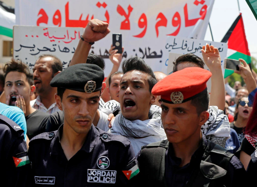 Protestors chant slogans during a demonstration near the Israeli embassy in Amman, Jordan July 28, 2017. (Reuters)