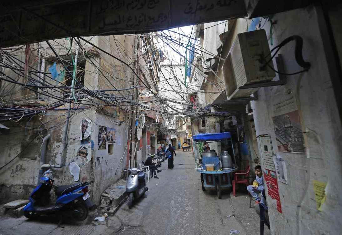 Palestinian refugees walk in an alley of the Shatilla Palestinian refugee camp, on the southern outskirts of the Lebanese capital Beirut, on January 30, 2018. / AFP / JOSEPH EID