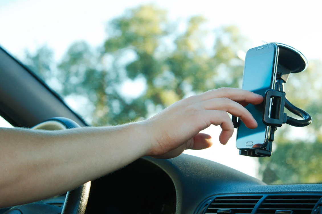 Drivers in Oman face fines, and points for using mobile phone holders in vehicles