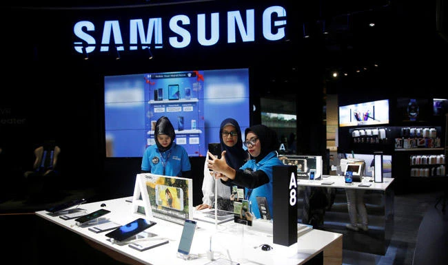 Led by a stellar fourth quarter, Samsung brought home an annual operating profit of 53.7 trillion won in 2017, outstripping the previous record of 36.8 trillion won in 2013. (Reuters)