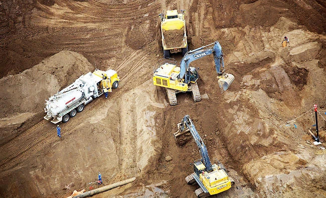 Heavy earth moving equipment clear an area at the Suncor Fort Hills oil sands mining operations near Fort McMurray, Alberta, Canada, in this September 17, 2014 file photo. (REUTERS)