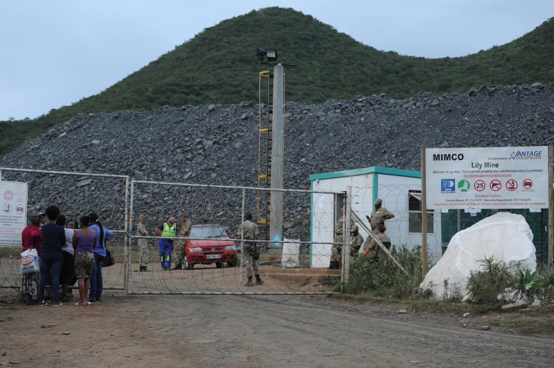 950 miners trapped in S.Africa after power outage: company