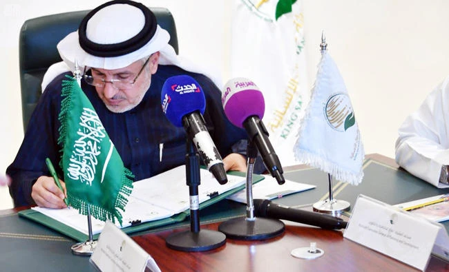 KSRelief Supervisor General Abdullah Al-Rabeeah signs 12 contracts to help displaced Syrians. (SPA)