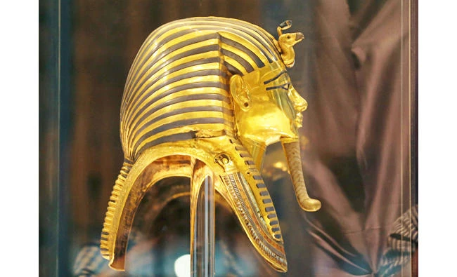 The golden mask of King Tutankhamun is displayed inside a glass cabinet during the opening of the exhibition "Tutankhamun's Unseen Treasures" at the Egyptian Museum in Cairo, Egypt, in this November 15, 2017 file photo. (REUTERS)