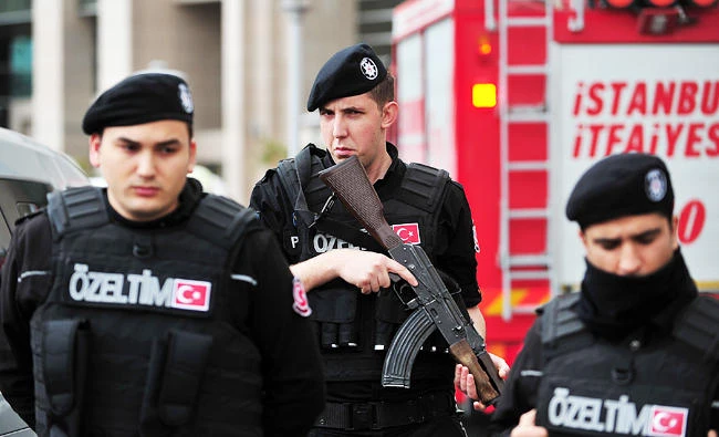 Turkish special forces take position on March 31, 2015 in Istanbul, in front of the courthouse where a Turkish prosecutor probing the politically sensitive death of an anti-government protester was taken hostage by an armed group, the Dogan news agency reported. (AFP)