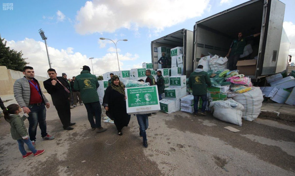 Winter clothing is distributed by KSRelief.(SPA)