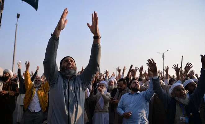 Pakistani protesters from the Tehreek-i-Labaik Yah Rasool Allah Pakistan (TLYRAP) religious group shout religious slogans during a protest in Islamabad on November 26, 2017. (AFP)