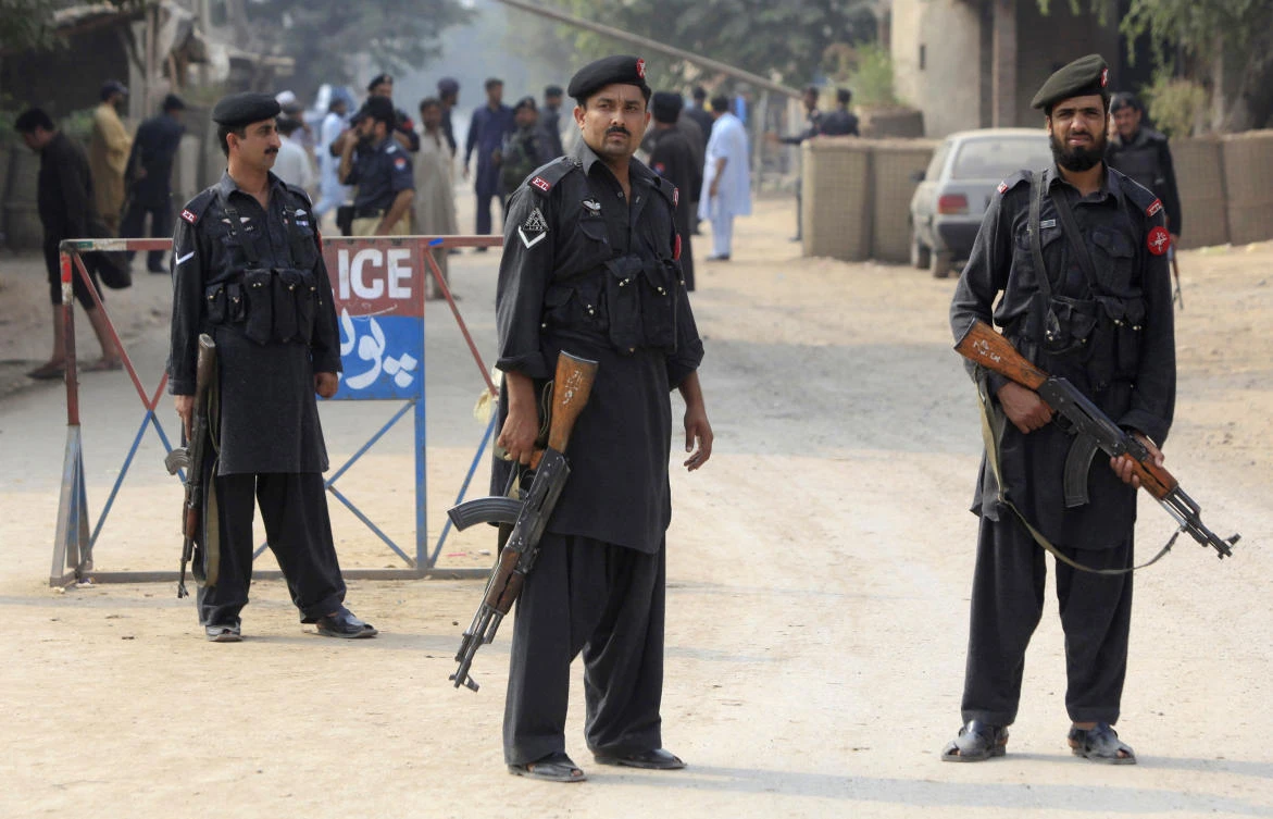 A Pakistani police checkpoint. A suicide bomber killed at least 11 soldiers and injured 13 at an army camp in northwestern Pakistan. (Reuters)