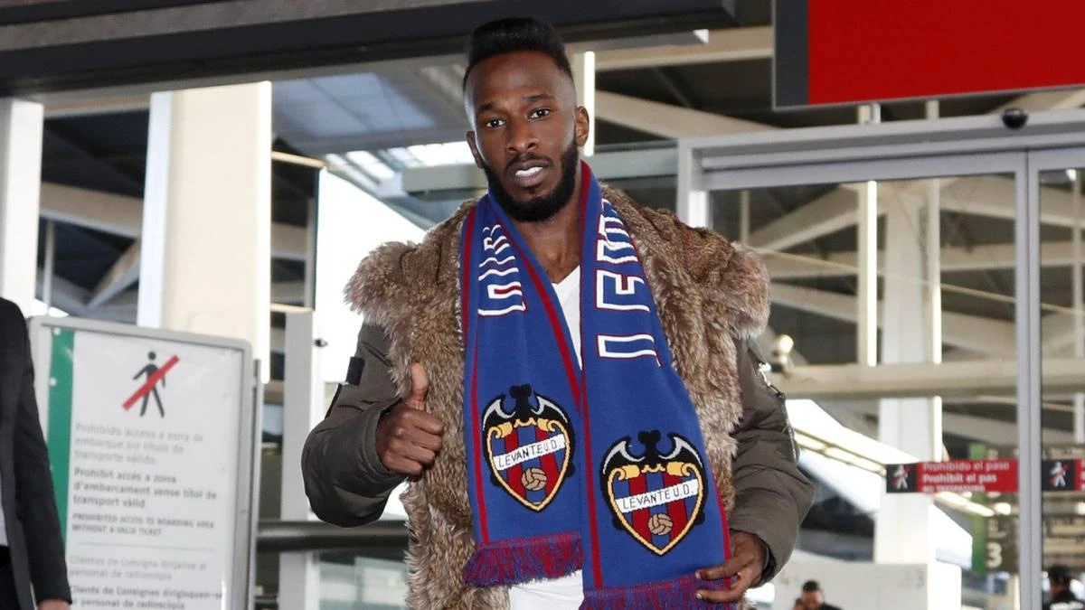 Fahad Al-Muwallad pictured at the airport when he arrived to sign for Levante.