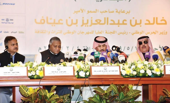 National Guard Minister Prince Khaled bin Ayyaf, second from right, and Indian Minister of State for External Affairs V. K. Singh, third from right, address a joint press conference in Riyadh on Sunday. (AN photo)