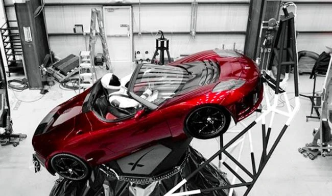 SpaceX Falcon Heavy poised for debut test launch with Tesla Roadster payload